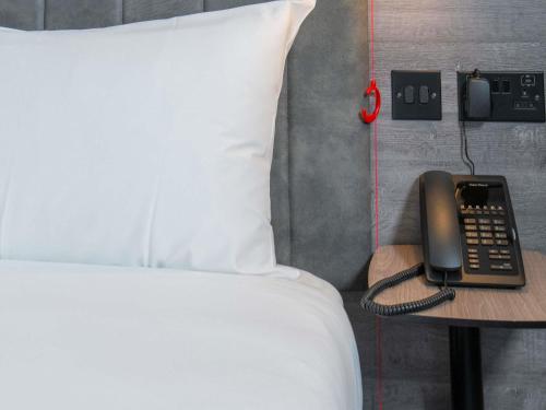 Habitación Doble o Gemela Totalmente Accesible con Sofá - Cama Individual del hotel Ibis Styles London Gatwick Airport. Foto 7