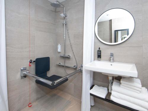 Habitación Doble o Gemela Totalmente Accesible con Sofá - Cama Individual del hotel Ibis Styles London Gatwick Airport. Foto 8