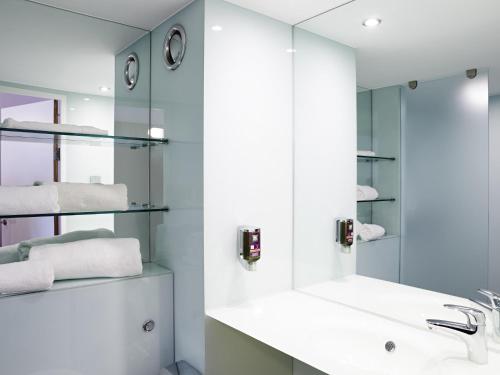Habitación doble con dos camas individuales accesible del hotel Ibis Styles Barnsley. Foto 1