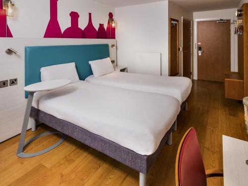 Habitación doble con dos camas individuales accesible del hotel Ibis Styles Barnsley. Foto 2