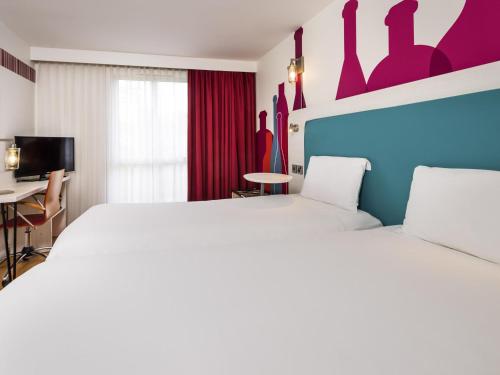 Habitación doble con dos camas individuales accesible del hotel Ibis Styles Barnsley. Foto 4