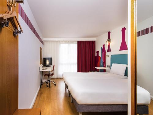 Habitación doble con dos camas individuales accesible del hotel Ibis Styles Barnsley. Foto 5