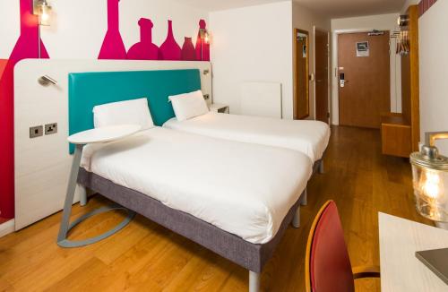 Habitación doble con dos camas individuales accesible del hotel Ibis Styles Barnsley. Foto 6