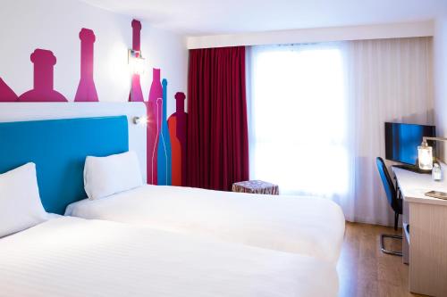 Habitación doble con dos camas individuales accesible del hotel Ibis Styles Barnsley. Foto 7