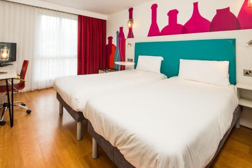Habitación doble con dos camas individuales accesible del hotel Ibis Styles Barnsley. Foto 8
