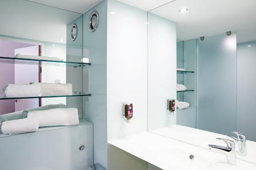 Habitación doble con dos camas individuales accesible del hotel Ibis Styles Barnsley. Foto 10