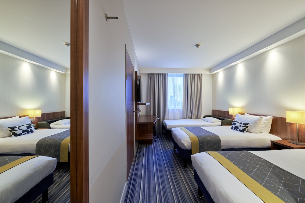 Habitación triple Sofá Cama incluido 2 Camas individuales del hotel Holiday Inn Express Estrasburgo - Centre. Foto 1