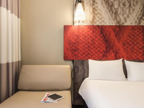 Habitación Estándar - 1 cama doble y 1 individual del hotel Ibis Paris Gare du Nord Chateau Landon 10ème. Foto 1