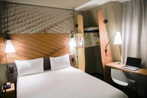 Habitación Doble Estándar del hotel Ibis Paris Gare du Nord Chateau Landon 10ème. Foto 2