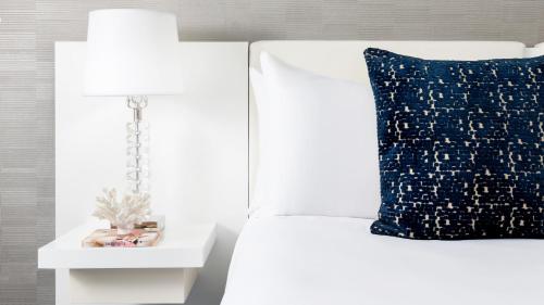 Trendy con 1 cama extragrande - Vistas a la bahía del hotel Yve Miami. Foto 7