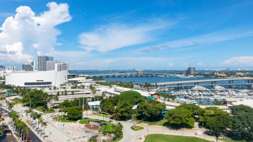 Trendy con 1 cama extragrande - Vistas a la bahía del hotel Yve Miami. Foto 13