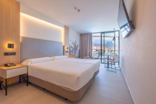 Habitación Doble con vistas a la piscina del hotel Mynd Adeje. Foto 6