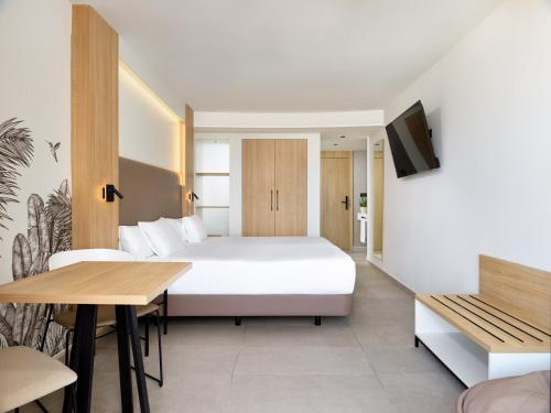 Habitación Doble con terraza del hotel Mynd Adeje. Foto 1