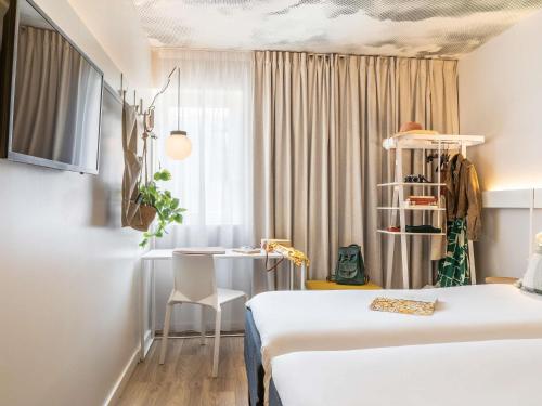 Habitación Doble Estándar - 2 camas del hotel Ibis Maine Montparnasse. Foto 2