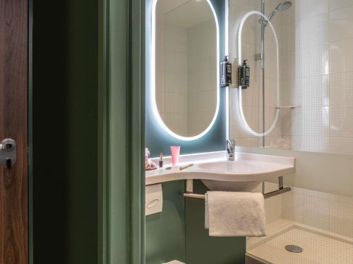 Habitación Doble Estándar - 2 camas del hotel Ibis Maine Montparnasse. Foto 4