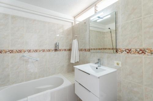 Estudio Superior con vistas al mar (7ª planta) del hotel Borinquen. Foto 2