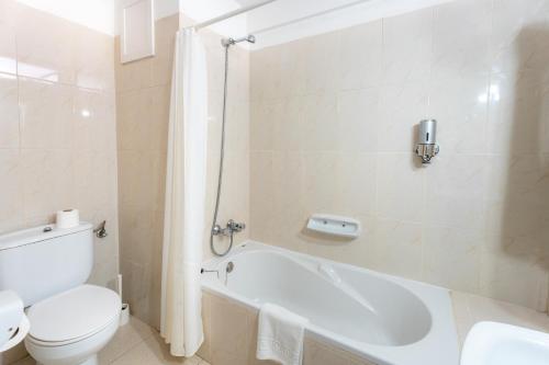 Estudio con vistas al jardín del hotel Borinquen. Foto 1