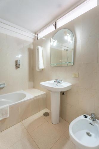 Estudio con vistas al jardín del hotel Borinquen. Foto 9