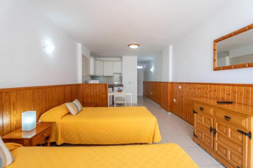 Estudio con vistas al jardín del hotel Borinquen. Foto 11