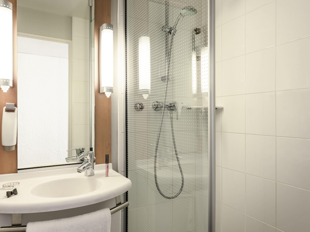 Habitación estándar, 1 cama doble con sofá cama del hotel Ibis Paris Italie Tolbiac. Foto 7