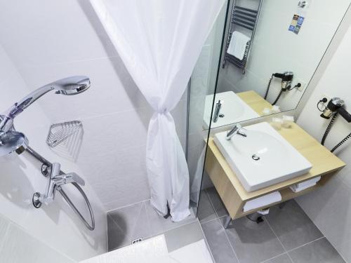 Habitación Doble del hotel Kyriad Paris 18 - Porte de Clignancourt. Foto 4
