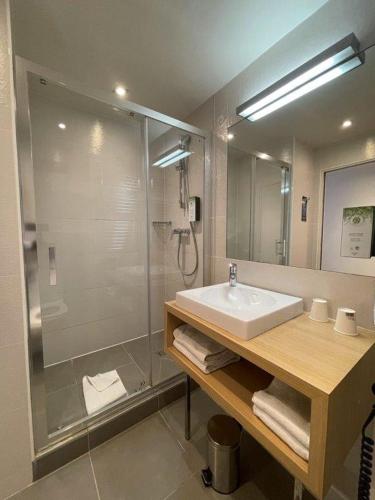 Habitación Doble del hotel Kyriad Paris 18 - Porte de Clignancourt. Foto 9