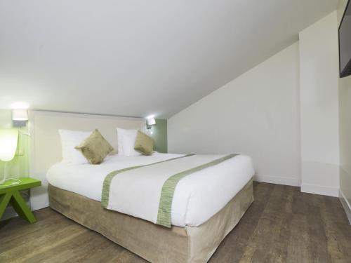 Habitación Superior - 1 cama doble y 1 cama individual del hotel Kyriad Paris 18 - Porte de Clignancourt. Foto 4
