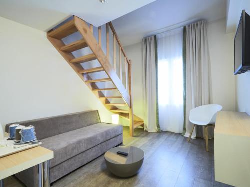 Habitación Superior - 1 cama doble y 1 cama individual del hotel Kyriad Paris 18 - Porte de Clignancourt. Foto 5