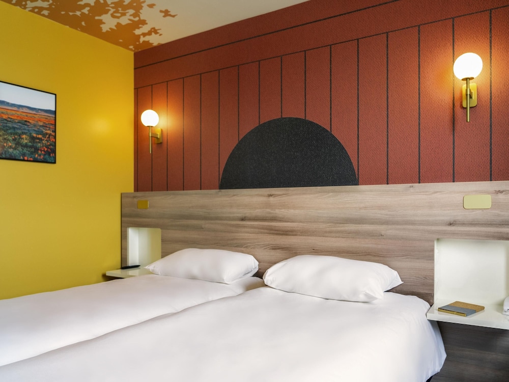 Habitación estándar con 2 camas individuales del hotel ibis Styles Versailles Saint Quentin en Yvelines. Foto 5