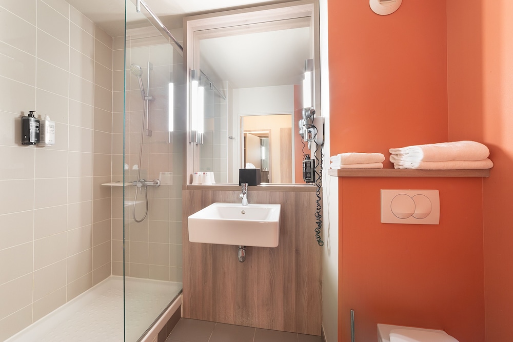 Habitación estándar con 2 camas individuales del hotel ibis Styles Versailles Saint Quentin en Yvelines. Foto 8
