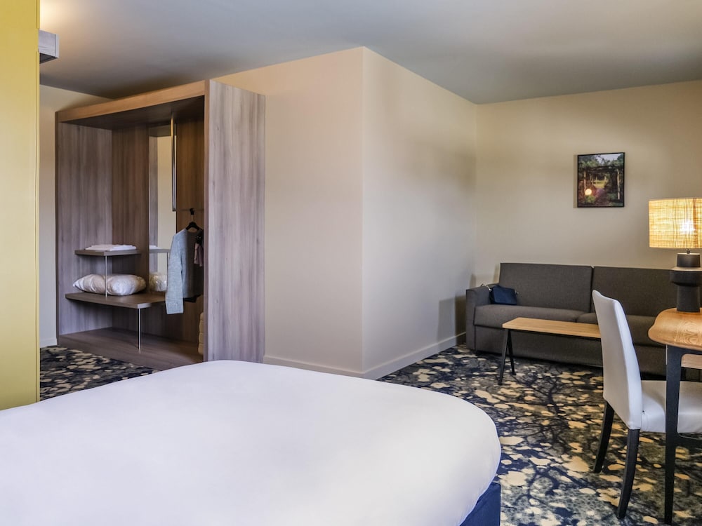 Habitación superior con 1 cama doble y 1 cama supletoria del hotel ibis Styles Versailles Saint Quentin en Yvelines. Foto 3