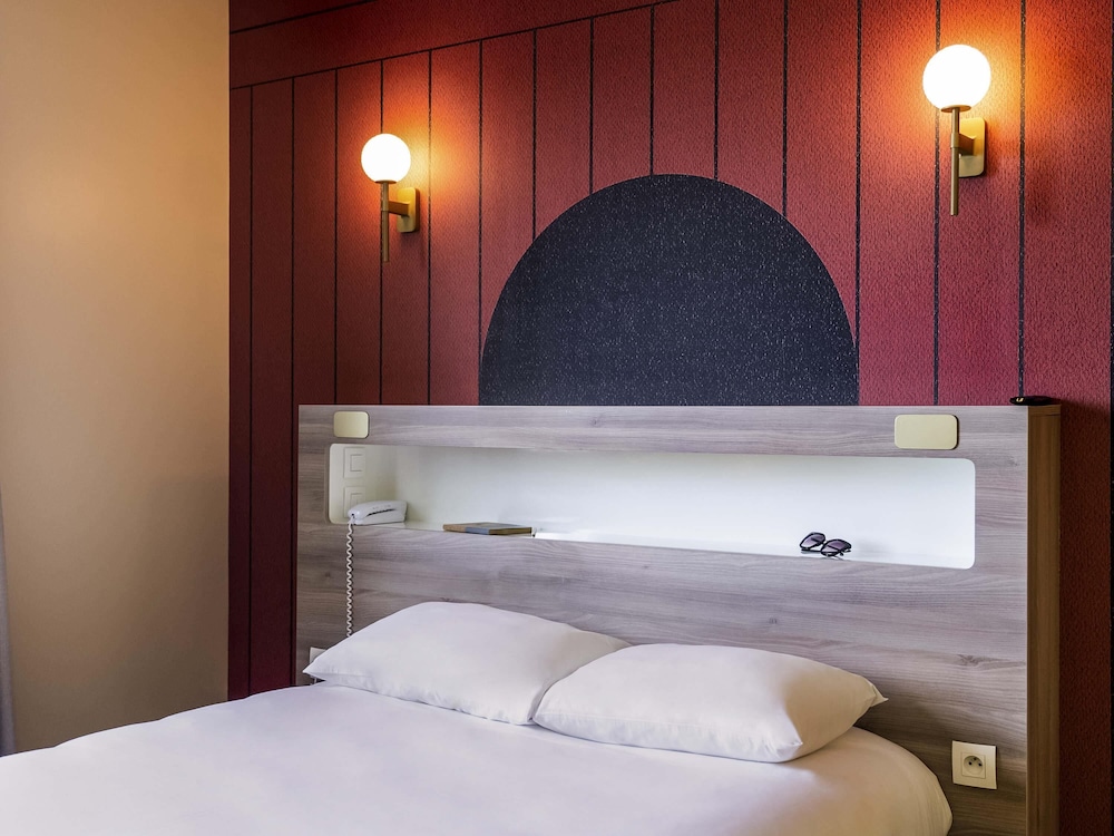 Habitación superior con 1 cama doble y 1 cama supletoria del hotel ibis Styles Versailles Saint Quentin en Yvelines. Foto 4