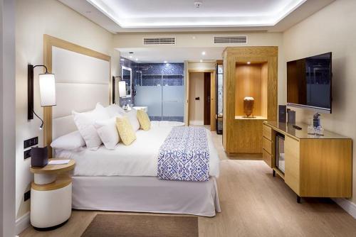 Habitación doble Lujo Vista Piscina Balcón o Terraza Acceso Piscina The Level Gold Sofá Cama incluido piscina 1 Cama super king del hotel Gran Tacande Wellness and Relax Costa Adeje. Foto 3