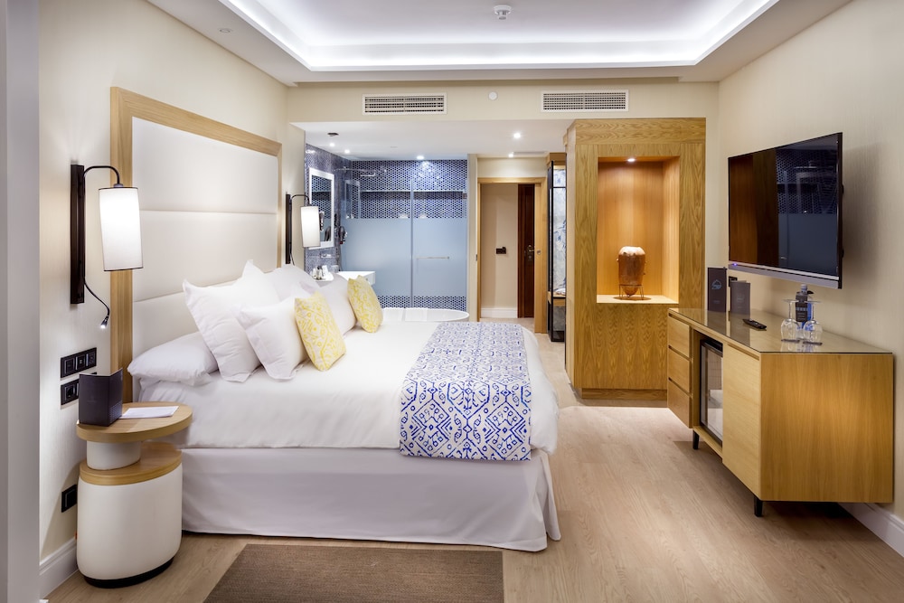 Gold Level Swim Up, Piscina Privada del hotel Gran Tacande Wellness and Relax Costa Adeje. Foto 1