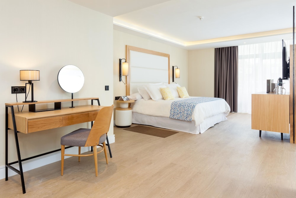 Habitación doble Lujo Vista Jardín Superior 1 Cama king Gold Sofá Cama incluido Jacuzzi del hotel Gran Tacande Wellness and Relax Costa Adeje. Foto 2