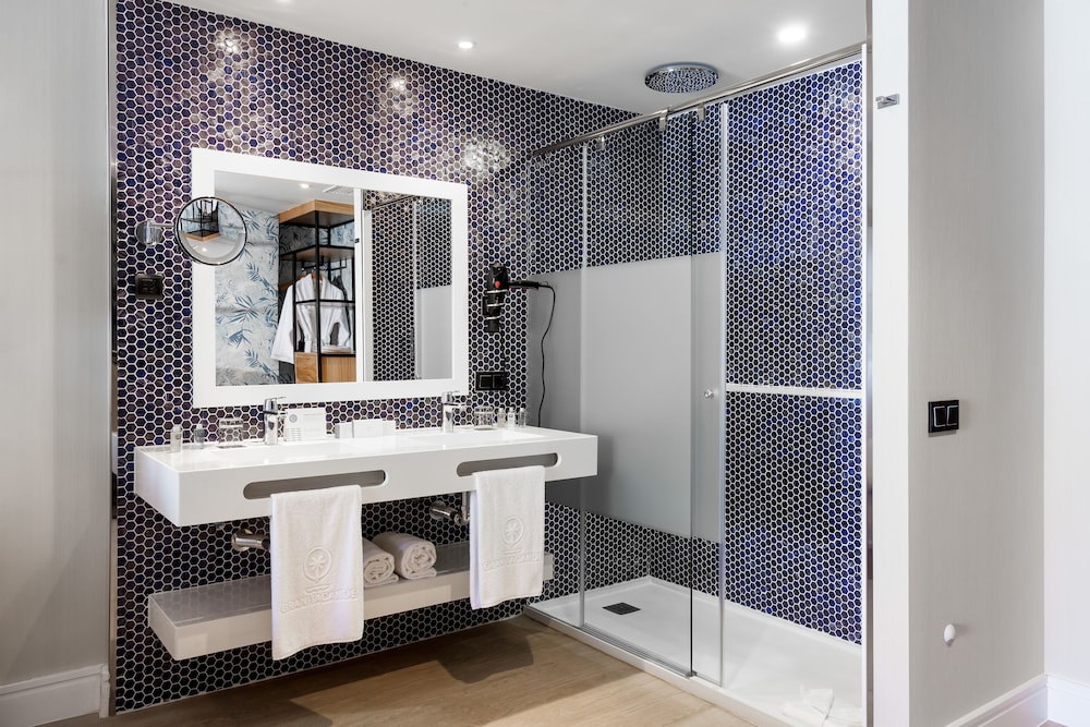 Habitación doble Lujo Vista Jardín Superior 1 Cama king Gold Sofá Cama incluido Jacuzzi del hotel Gran Tacande Wellness and Relax Costa Adeje. Foto 6