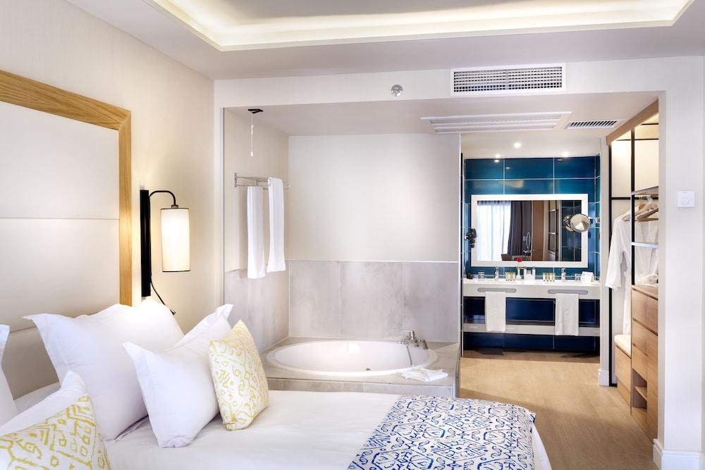 Suite, vistas parciales al mar del hotel Gran Tacande Wellness and Relax Costa Adeje. Foto 3