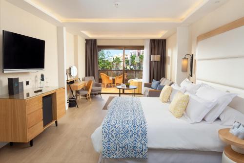 Habitación doble Vista Mar Lujo Balcón o Terraza The Level Gold Jacuzzi 2 Camas super king del hotel Gran Tacande Wellness and Relax Costa Adeje. Foto 3