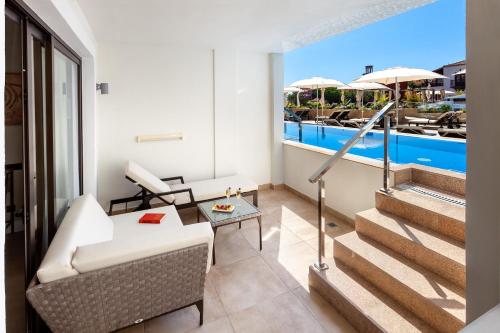 Habitación doble Lujo Vista Piscina Balcón o Terraza Acceso Piscina Sofá Cama incluido piscina 1 Cama super king del hotel Gran Tacande Wellness and Relax Costa Adeje. Foto 1