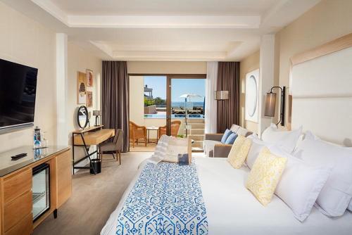 Habitación doble Lujo Vista Piscina Balcón o Terraza Acceso Piscina piscina 1 Cama Individual 1 Cama super king del hotel Gran Tacande Wellness and Relax Costa Adeje