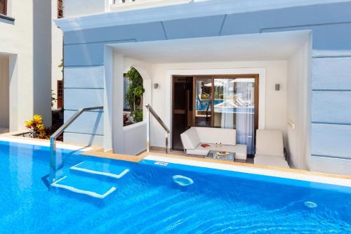 Habitación doble Lujo Vista Piscina Balcón o Terraza Acceso Piscina piscina 1 Cama Individual 1 Cama super king del hotel Gran Tacande Wellness and Relax Costa Adeje. Foto 4