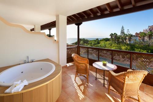 Habitación doble Vista Mar Lujo Balcón o Terraza The Level Gold Jacuzzi 1 Cama super king del hotel Gran Tacande Wellness and Relax Costa Adeje. Foto 6