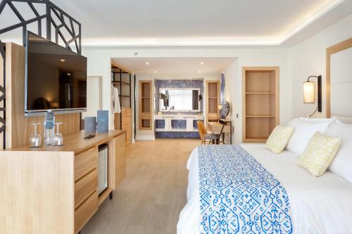 Suite Vista Mar Lujo Balcón o Terraza 1 Cama king Gold Jacuzzi del hotel Gran Tacande Wellness and Relax Costa Adeje. Foto 3