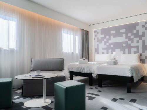 Habitación Doble Estándar con sofá del hotel Mercure Béziers. Foto 1