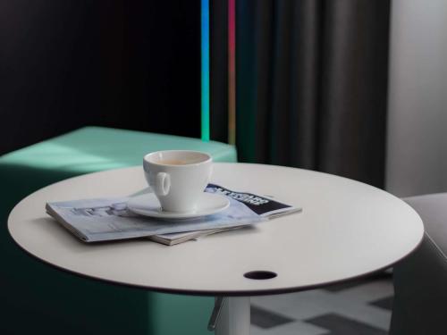 Habitación Doble Estándar con sofá del hotel Mercure Béziers. Foto 5