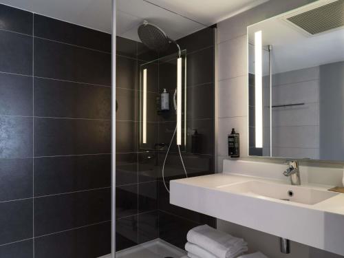Habitación Doble Estándar con sofá del hotel Mercure Béziers. Foto 10