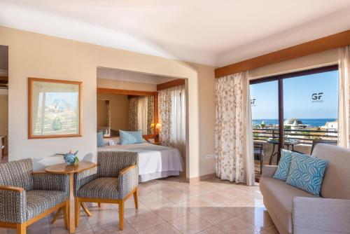 Junior suite Balcón o Terraza Vista Mar o Piscina Sofá Cama incluido 1 Cama super king del hotel Gf Fañabe. Foto 1