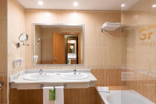 Habitación familiar Balcón o Terraza 1 Cama doble del hotel Gf Fañabe. Foto 2