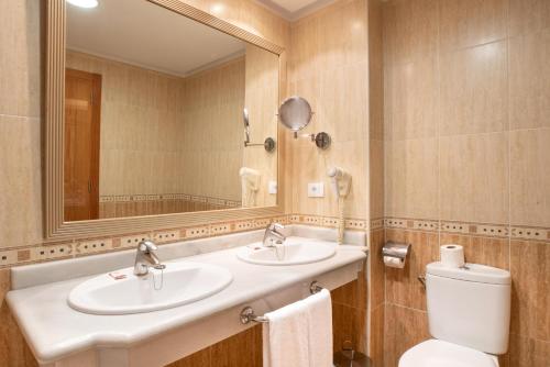 Habitación doble Vista Mar Vista Montaña Vista Piscina Balcón o Terraza del hotel Gf Fañabe. Foto 1