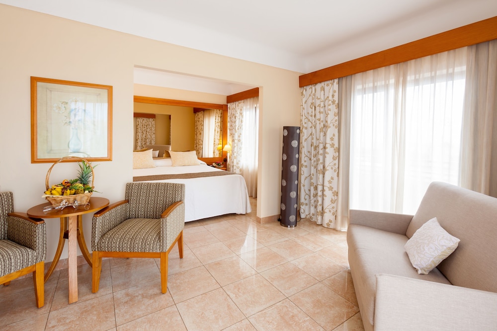 Junior suite Balcón o Terraza 1 Cama queen Accesible Vista Mar o Piscina Sofá Cama incluido del hotel Gf Fañabe. Foto 3